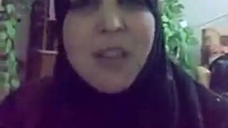 طالبة ثانوثة تهرب من المدرسة تروح لعشيقها يقلعها ملط و ينزل مص في ...